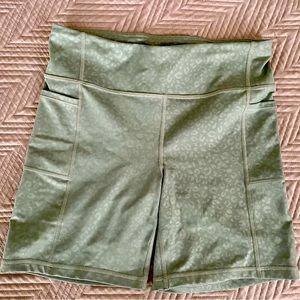 Gap athletic cycling shorts with pockets